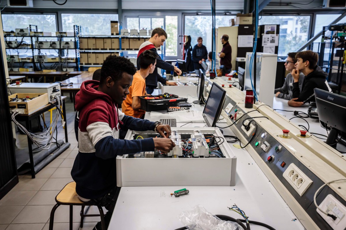 Machines industrielles Grangier pour l'enseignement des tableautins et électriciens