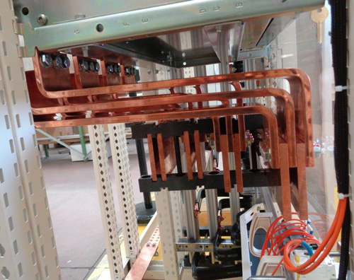 Barras de cobre dobladas en el cuadro principal de BT utilizando cizallas y dobladora Grangier