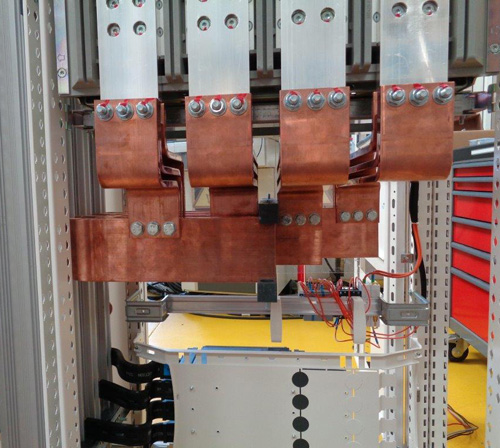 Barra de cobre del interior de un armario/cuadro eléctrico TGBT realizada con herramientas para cuadristas y electricistas como PUNZONADORAS, CIZALLADORAS