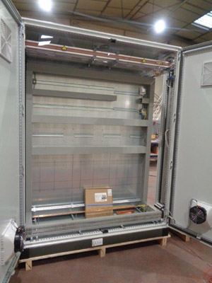 Interior de un armario eléctrico, con canalización y raíles Din, realizado con equipos Coup'goulotte y Coup'Din