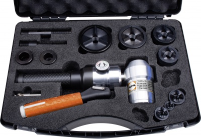 Bomba hidráulica manual acodada y punzón para acero